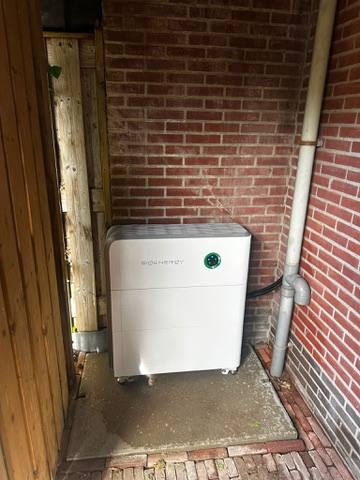 Sigenergy SigenStor thuisbatterij buiten tegen een gemetselde wand van een woning
