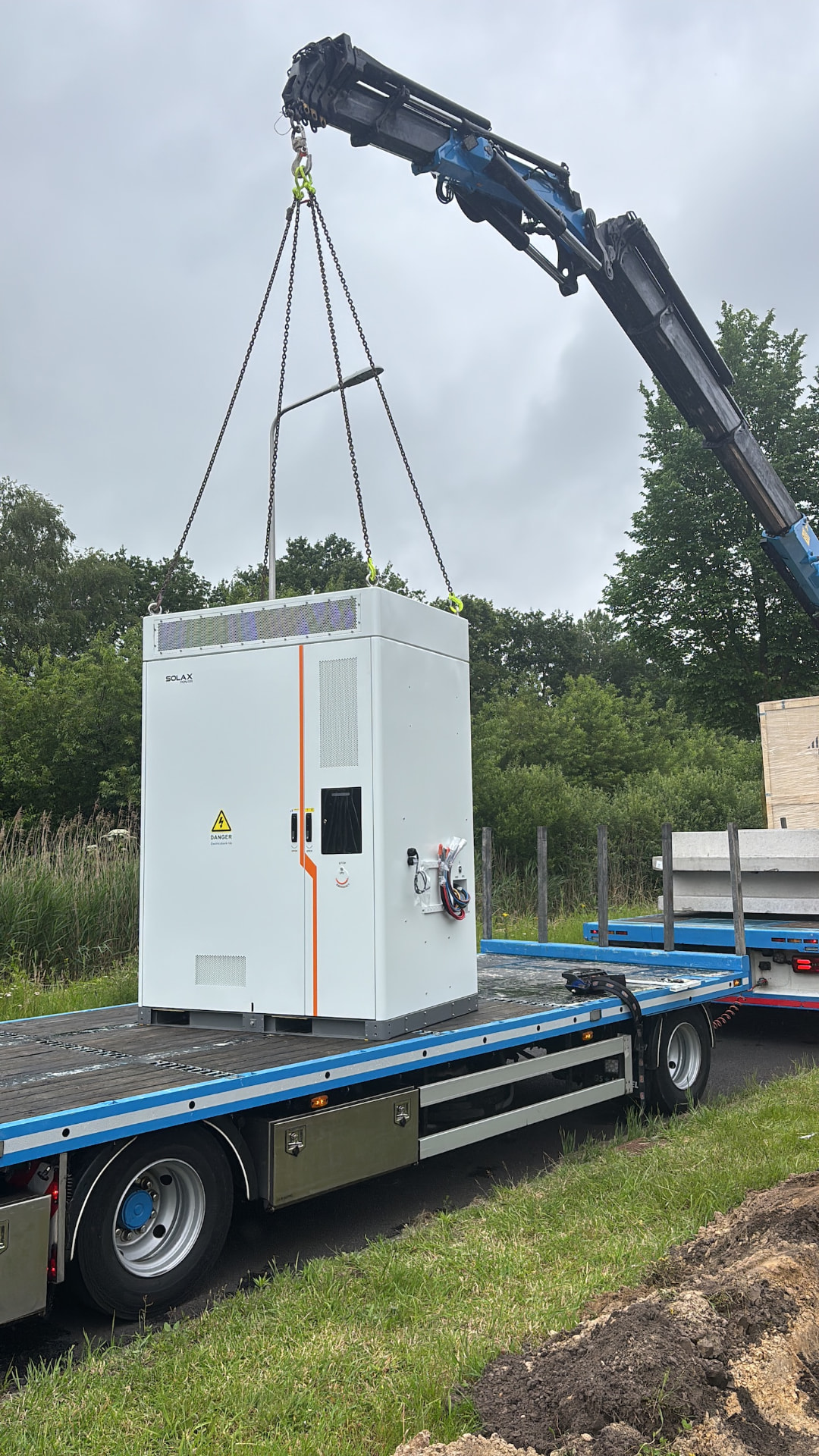 SolaX TRENE batterijkast wordt met een kraan geladen