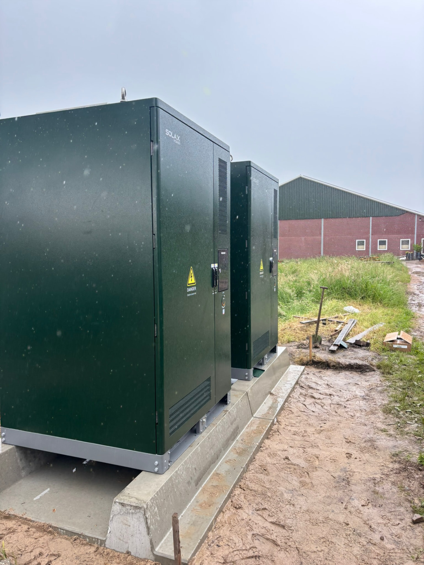 Twee SolaX Trene batterijkasten op een agrarisch bedrijf in de Betuwe