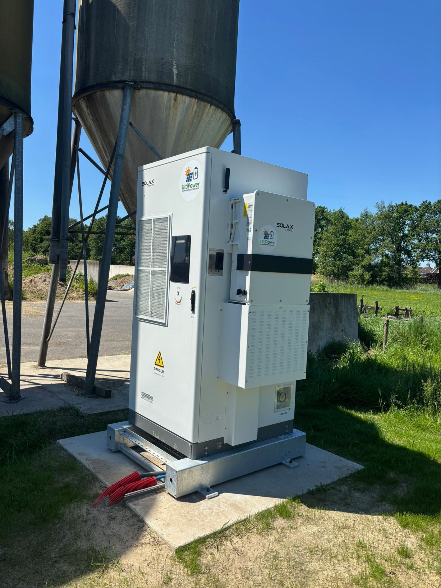 Bedrijfsbatterij van UltiPower naast silo's bij een agrarisch bedrijf