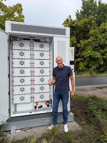 Batterijmodules en beveiligingen in een geopende bedrijfsbatterijkast