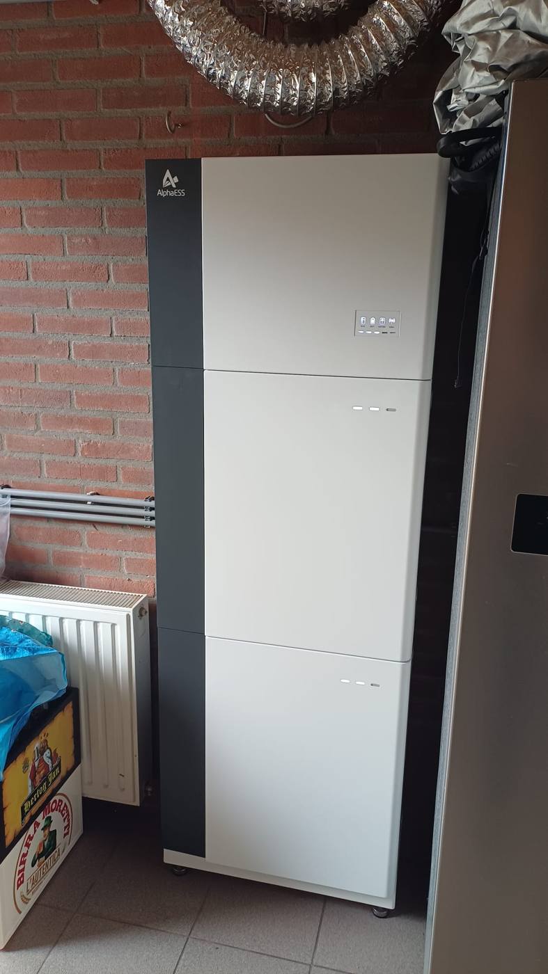 AlphaESS 18,6 kWh thuisbatterij met 10 kW omvormer, vooraanzicht in een bijkeuken