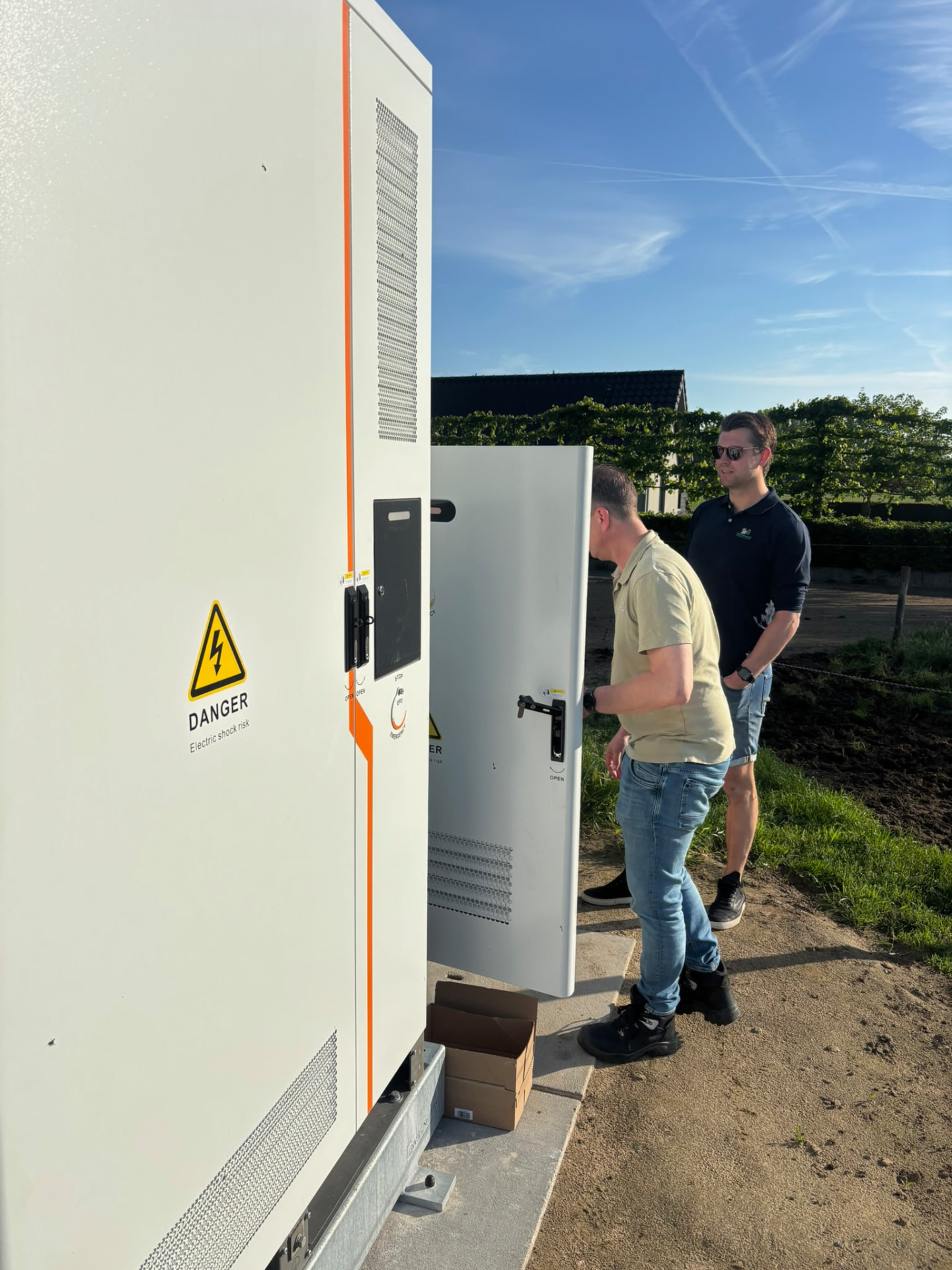 Oplevering van een bedrijfsbatterij door UltiPower aan de klant