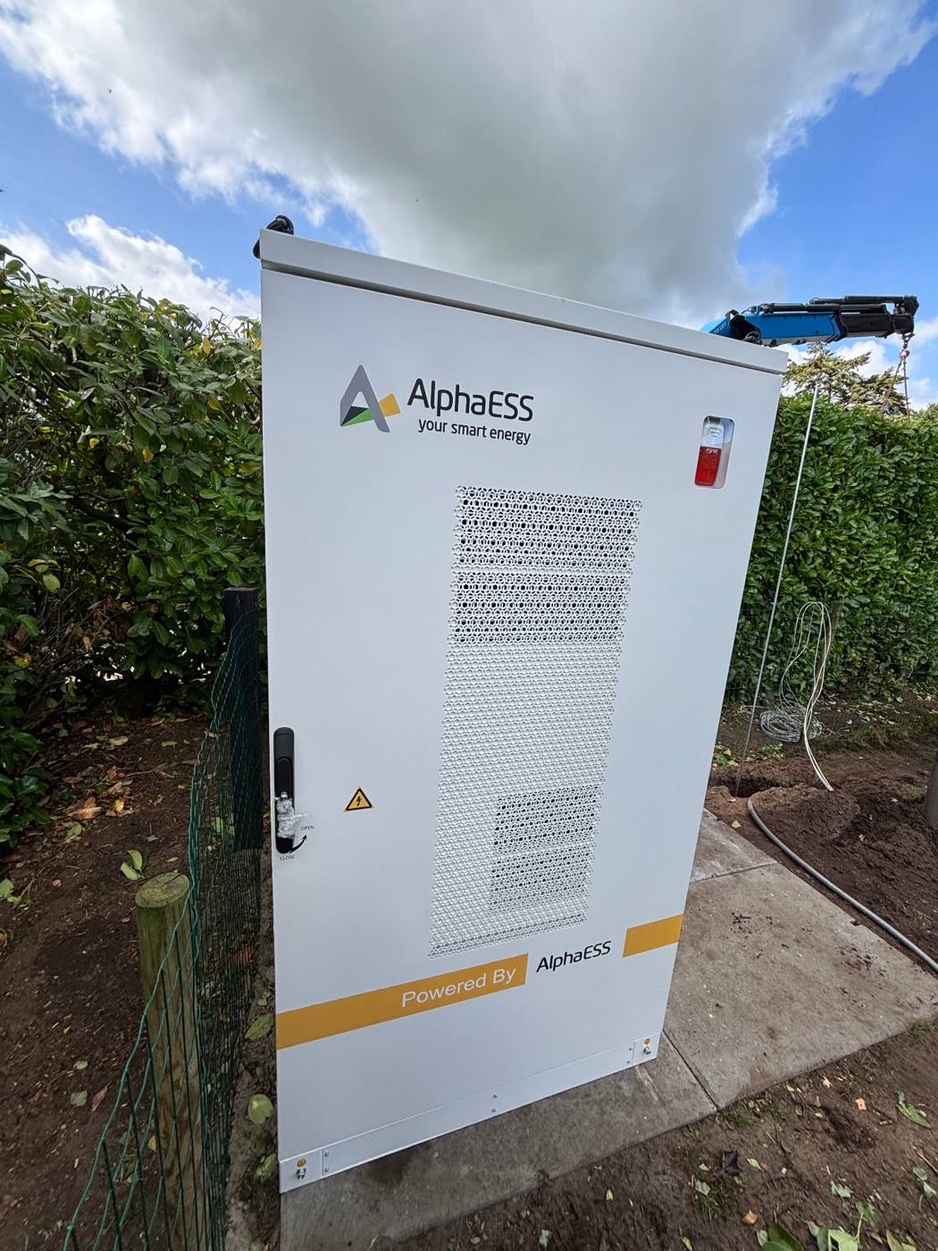 AlphaESS STORION H50 buitenkast op een betonplaat