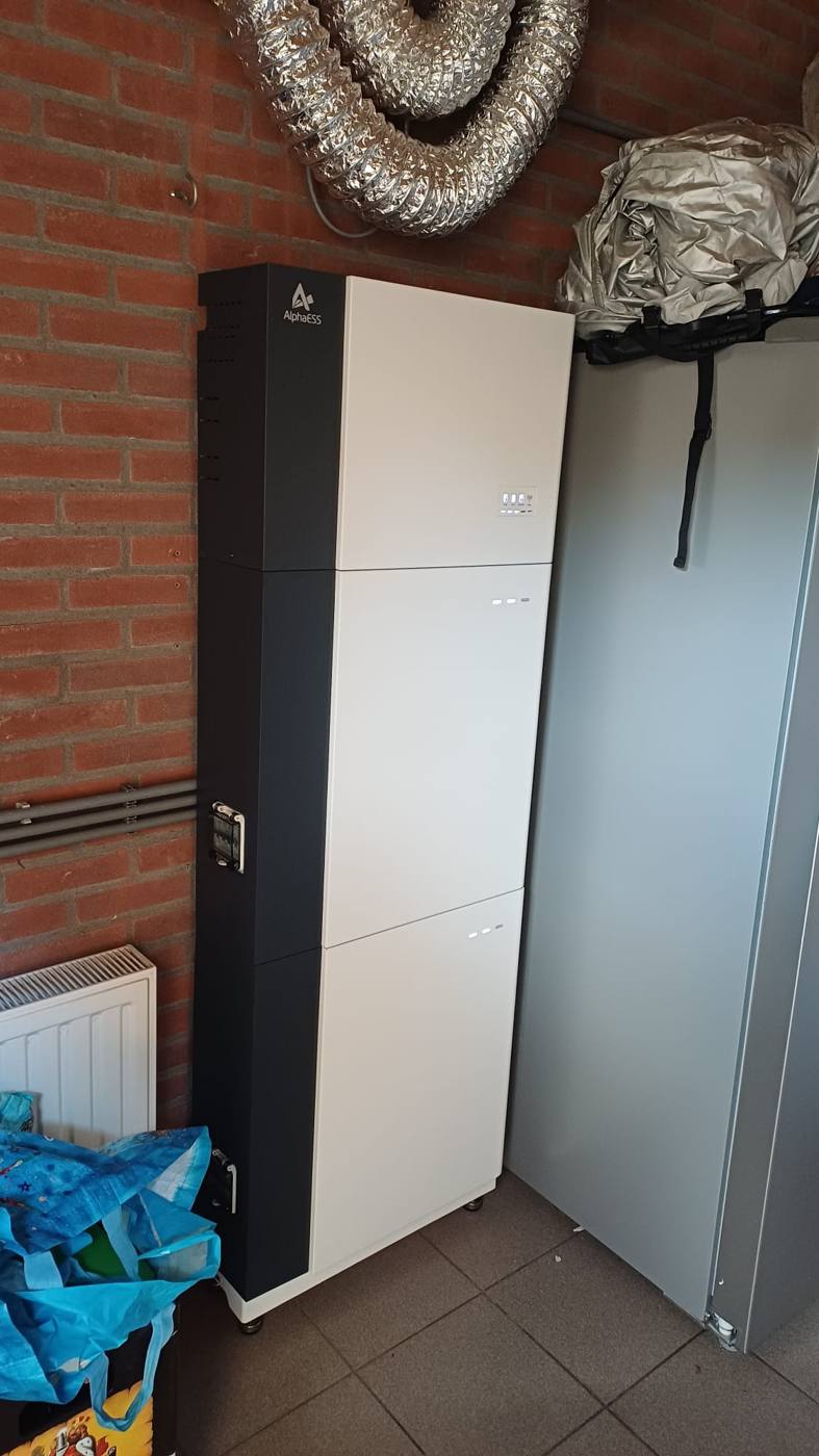 AlphaESS 18,6 kWh thuisbatterij van de zijkant in een bijkeuken