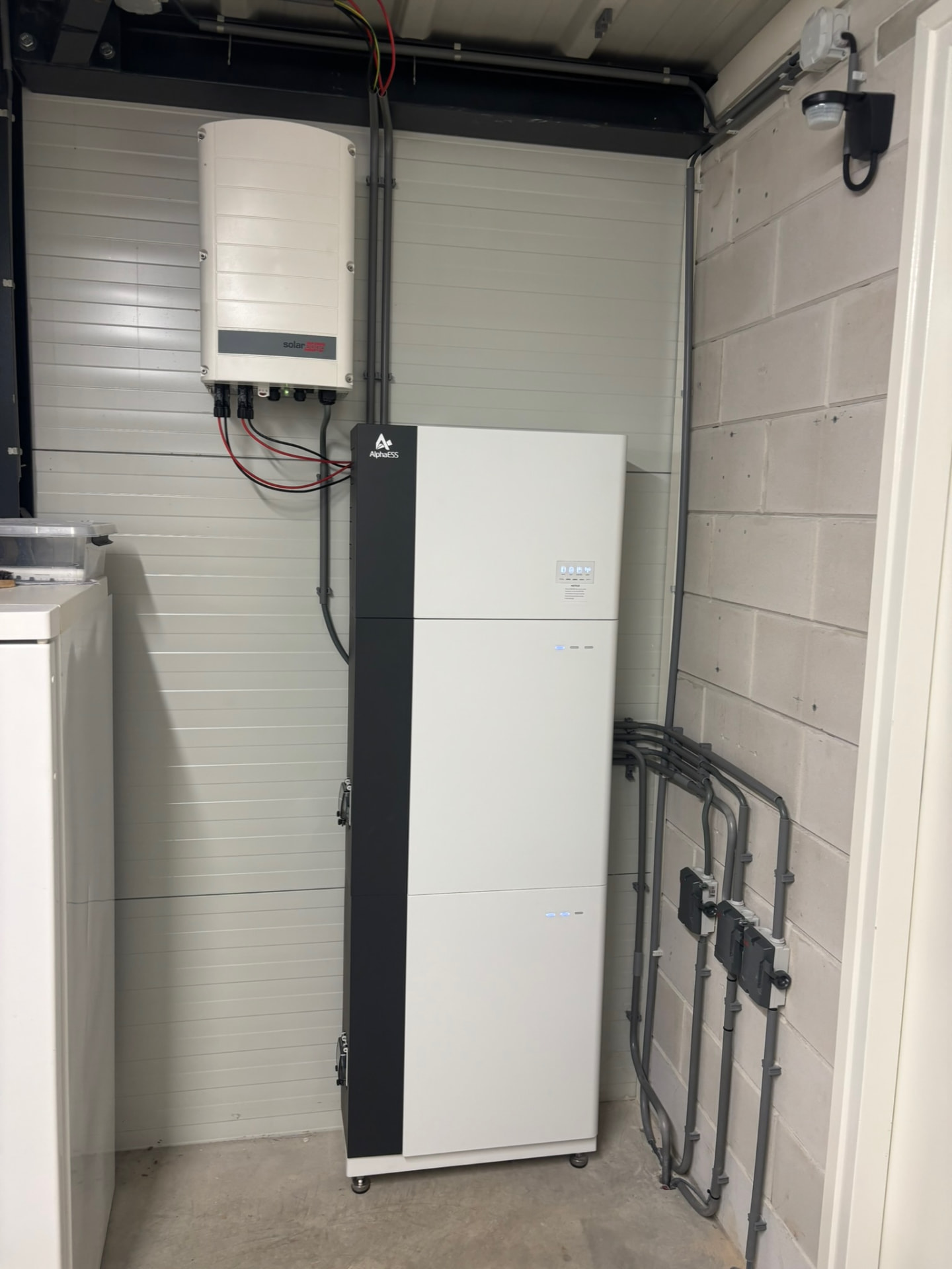 Echte UltiPower-installatie: AlphaESS SMILE-G3 thuisbatterij met SolarEdge-omvormer in een garage