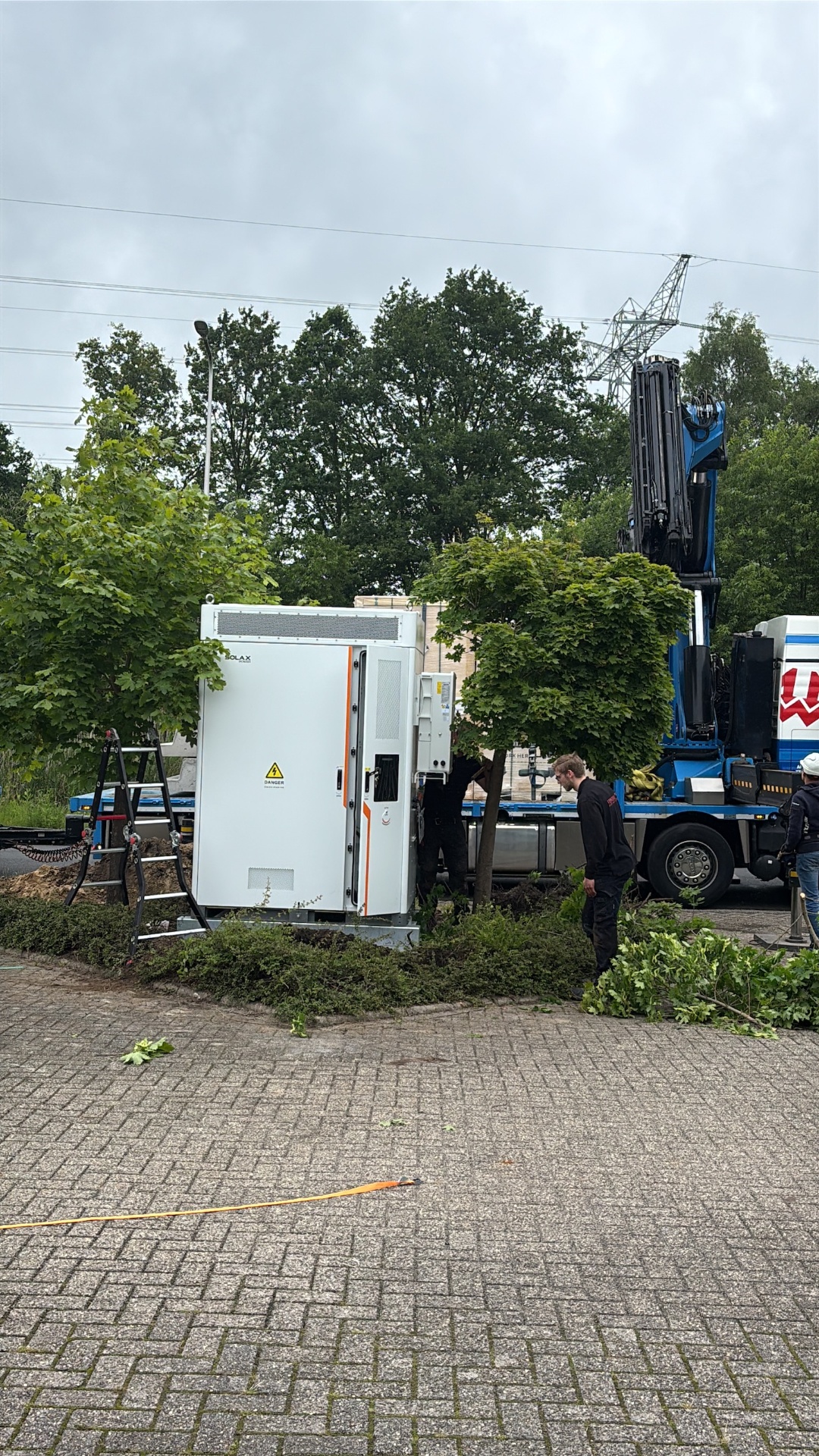 Plaatsing SolaX Aelio 200 kWh met autokraan op bedrijfsterrein