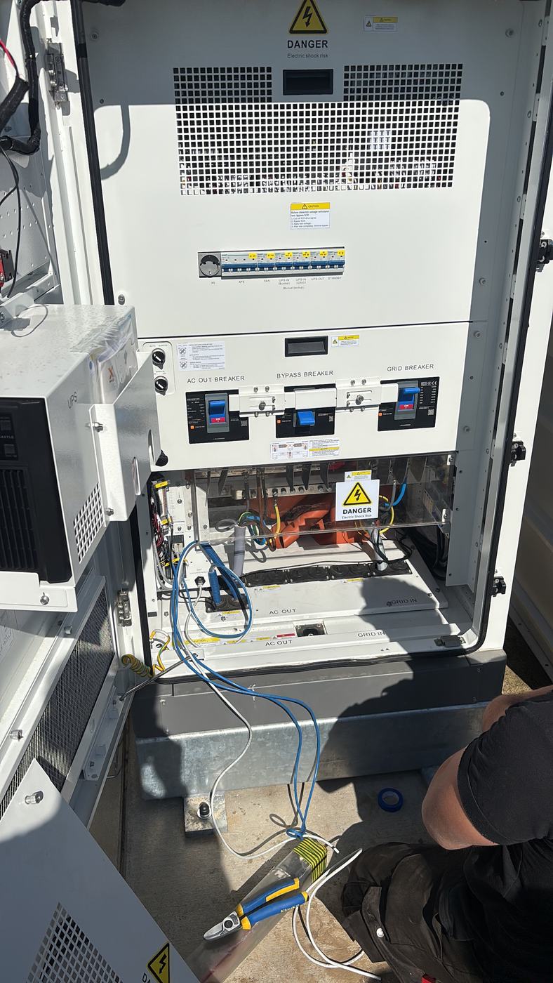 Monteur sluit een SolaX batterijsysteem aan