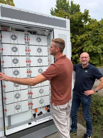 Open batterijkast waarin de opbouw van modules en beveiliging wordt uitgelegd