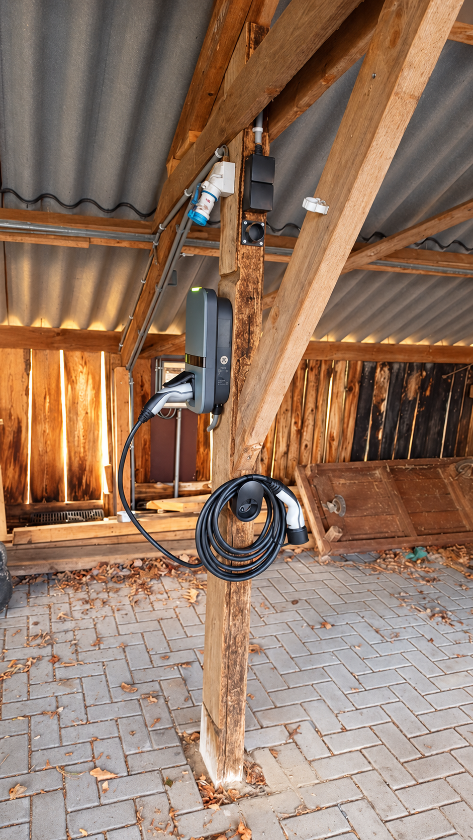 Overzicht van een Peblar laadinstallatie aan een houten staander in een schuur