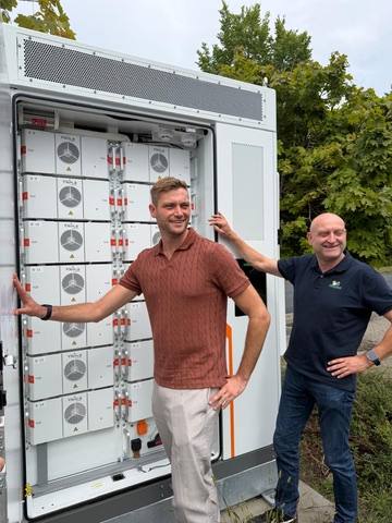 Twee mannen bij een geopende bedrijfsbatterij op een bedrijfslocatie
