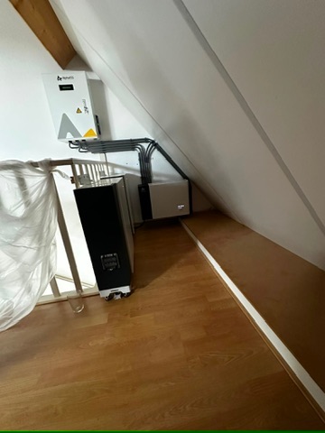 AlphaESS thuisbatterij met back-up module netjes geplaatst op zolder door UltiPower