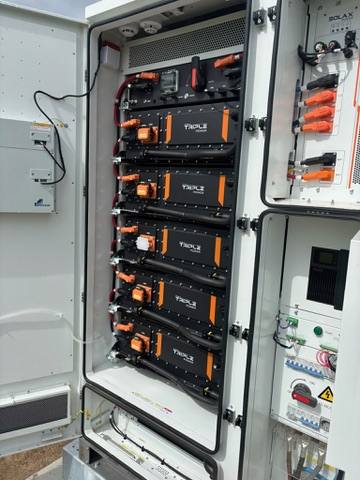 Detailopname van Triple Power batterijmodules in een SolaX kast