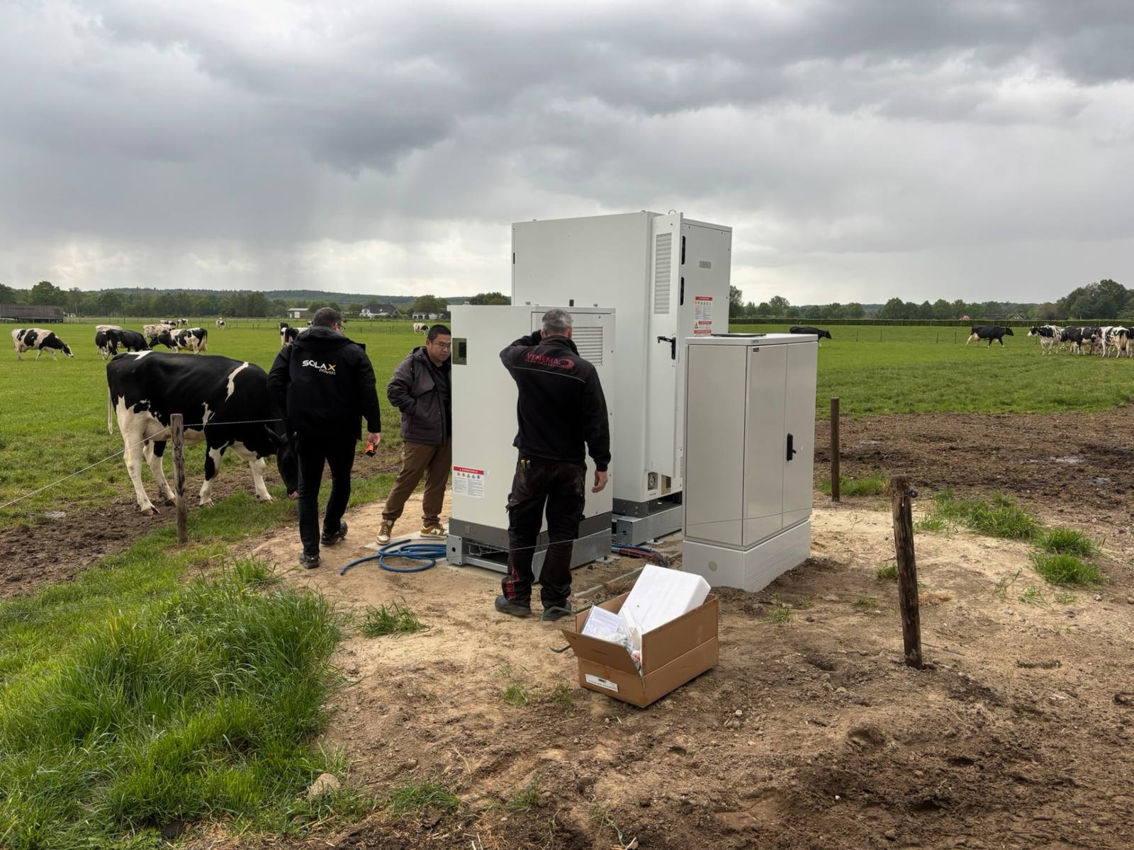 Monteurs van UltiPower installeren een bedrijfsbatterij op een Twents agrarisch bedrijf