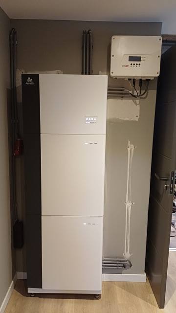 AlphaESS thuisbatterij van 18,6 kWh met 10 kW hybride omvormer in een bijkeuken