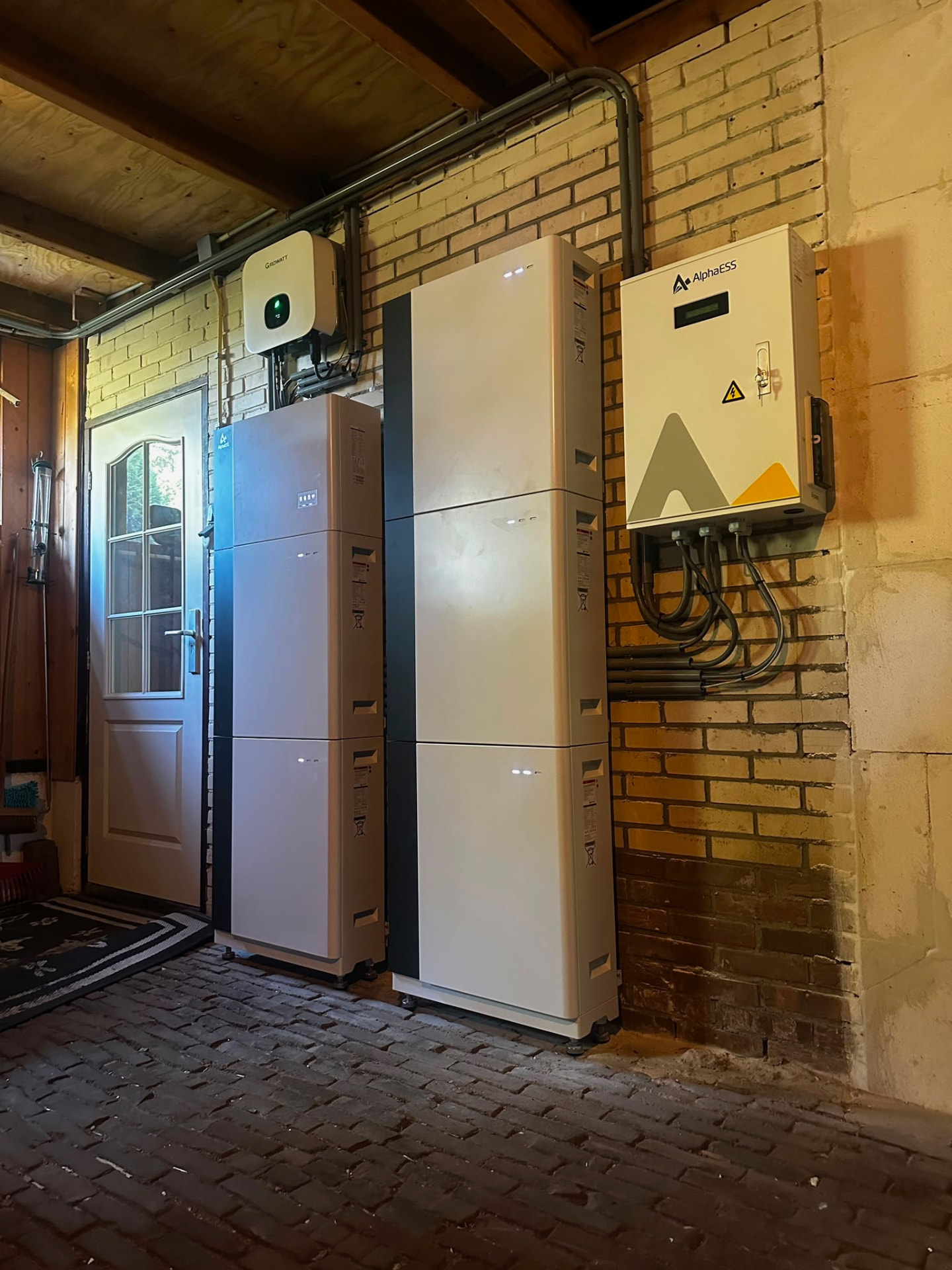 AlphaESS installatie met twee batterijtorens en back-upkast in een schuur