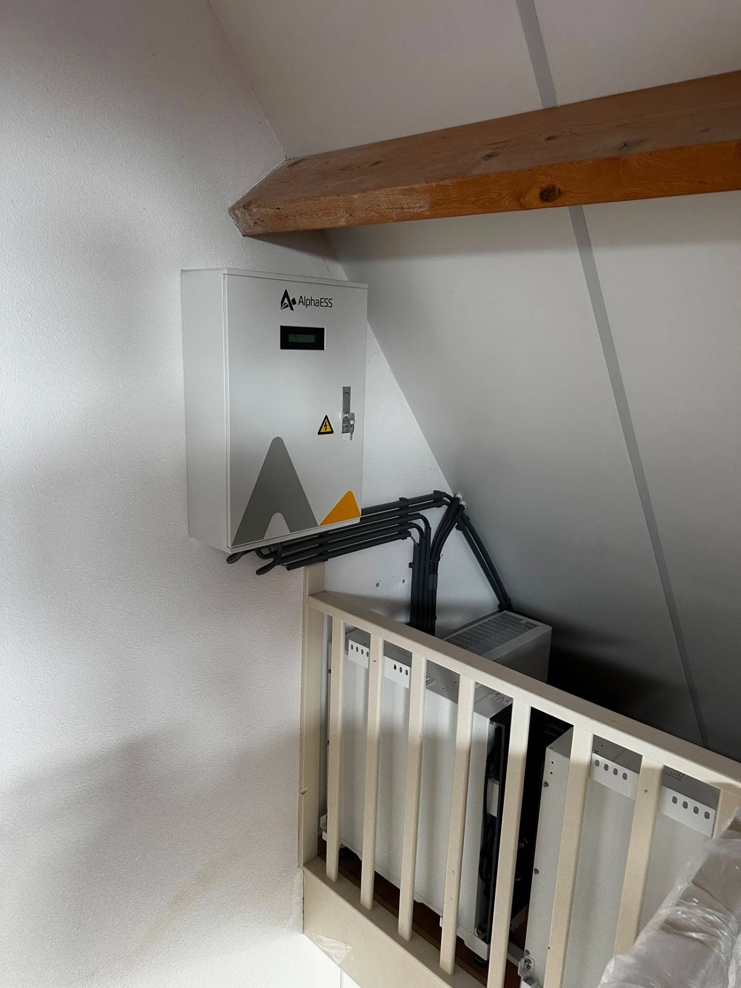 AlphaESS batterijtorens met noodstroom-backupkast in een schuur op een agrarisch bedrijf