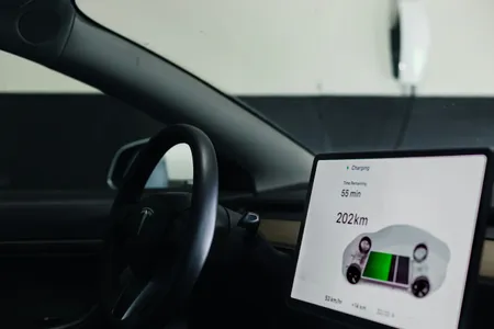 Elektrisch voertuig aan het opladen