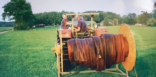Jonge Wilmer op de trekker bij het beregenen met opa Gerrit