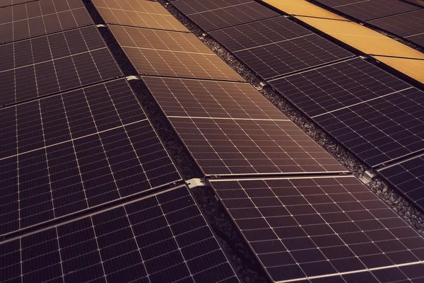 Zonnepanelen op daken - voorbereiding op einde salderen