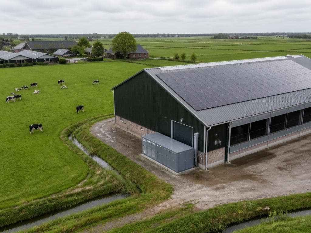 Agrarisch bedrijf met zonnepanelen en batterijopslag