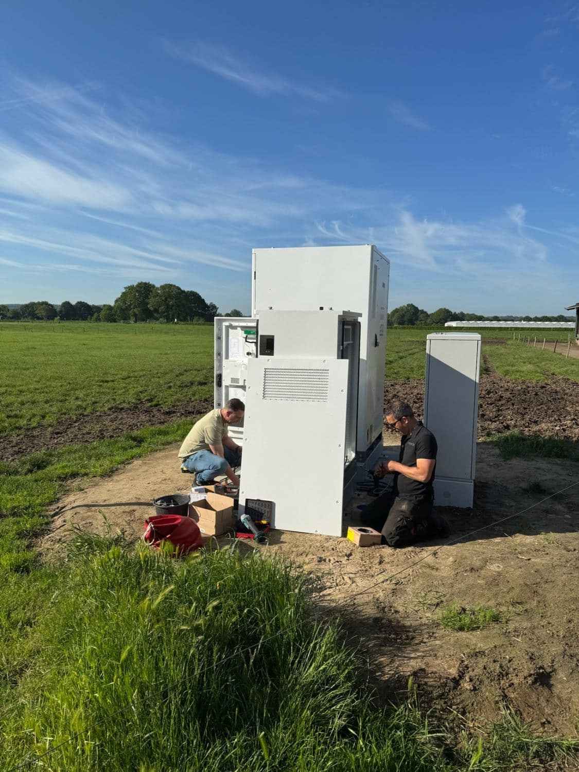 UltiPower-monteurs sluiten een SolaX batterijsysteem aan op een agrarisch bedrijf