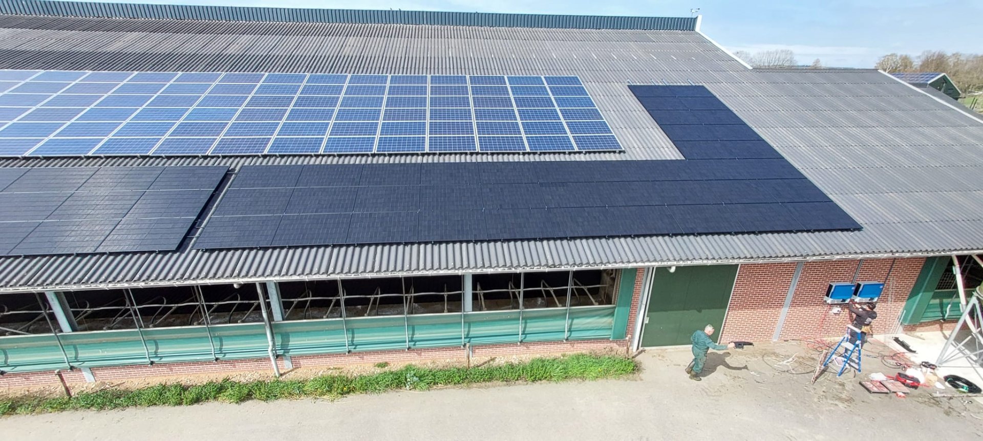 UltiPower-monteur installeert uitbreiding zonnepanelen op agrarische stal in de Achterhoek