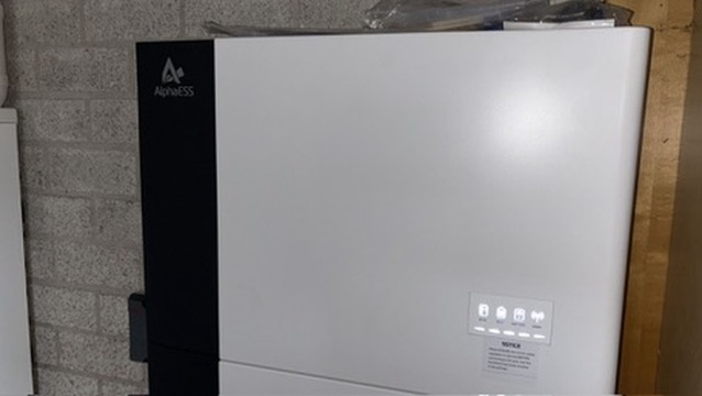 Detail van AlphaESS thuisbatterij met logo en labels na installatie