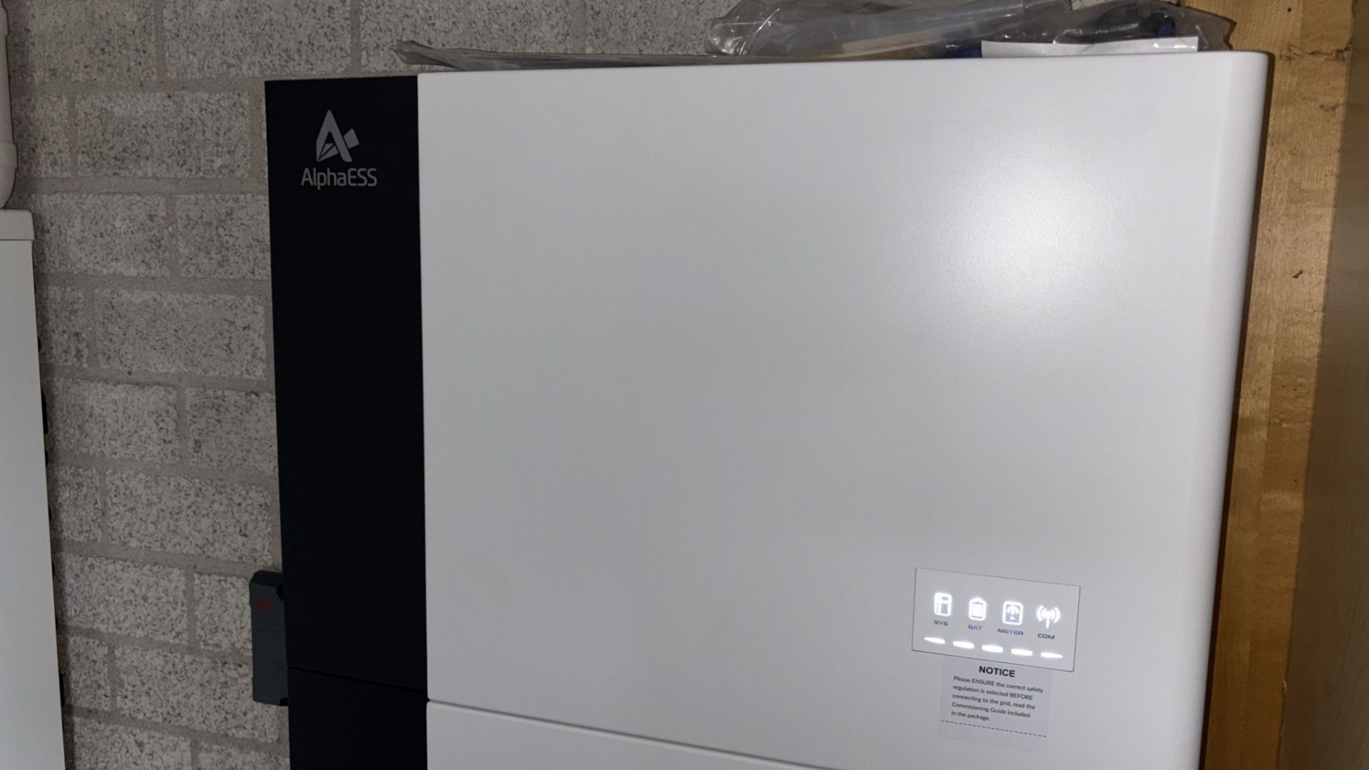 Close-up AlphaESS SMILE-G3 batterijmodule met logo – LiFePO₄ veiligheid