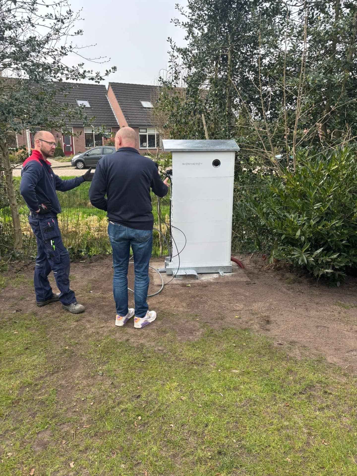 UltiPower-monteurs overleggen bij geïnstalleerde Sigenergy SigenStor 40 kWh batterij – WereldBakker Wijnand, Achterhoek