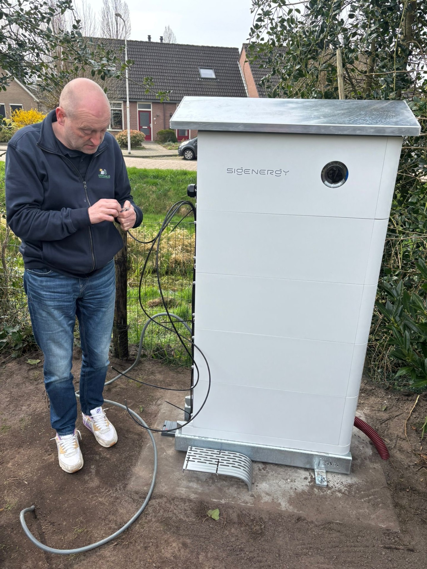 UltiPower-monteur Wim Stegink bekabelt Sigenergy SigenStor batterij