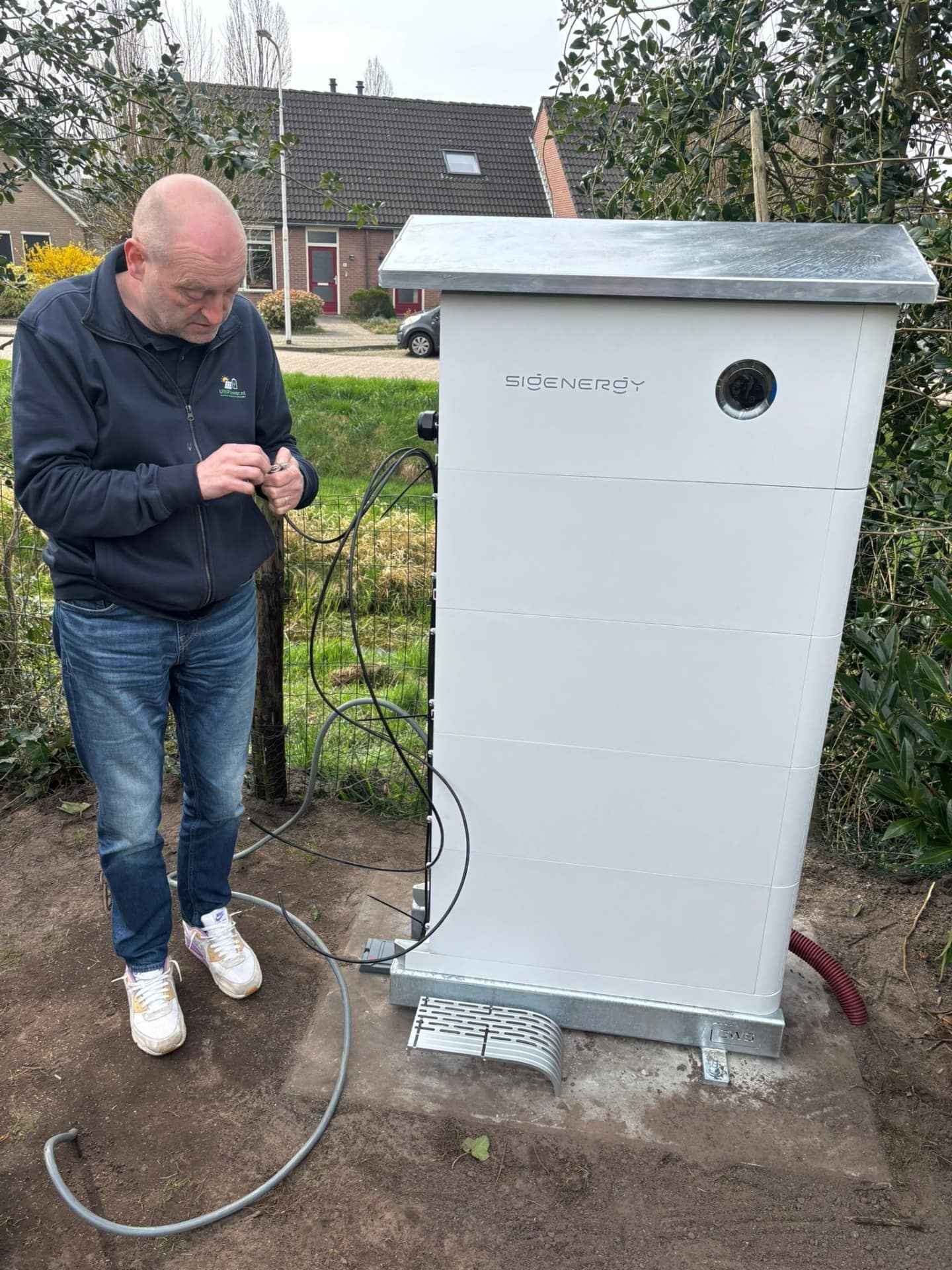 UltiPower-monteur Wim Stegink bekabelt Sigenergy SigenStor 40 kWh thuisbatterij in de Achterhoek