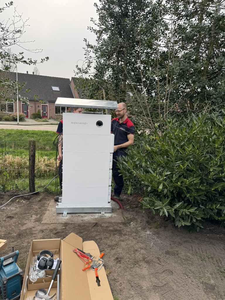 UltiPower monteurs plaatsen Sigenergy SigenStor batterij