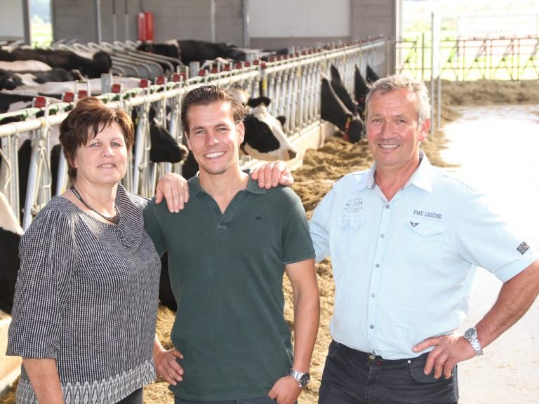 Familie Nillesen voor de stal — drie generaties melkveehouders