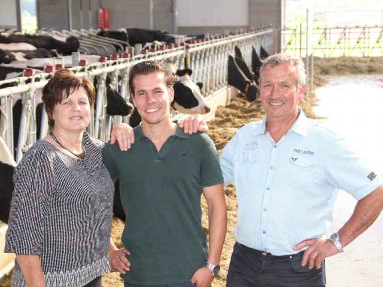 Familie Nillesen voor de stal — drie generaties melkveehouders