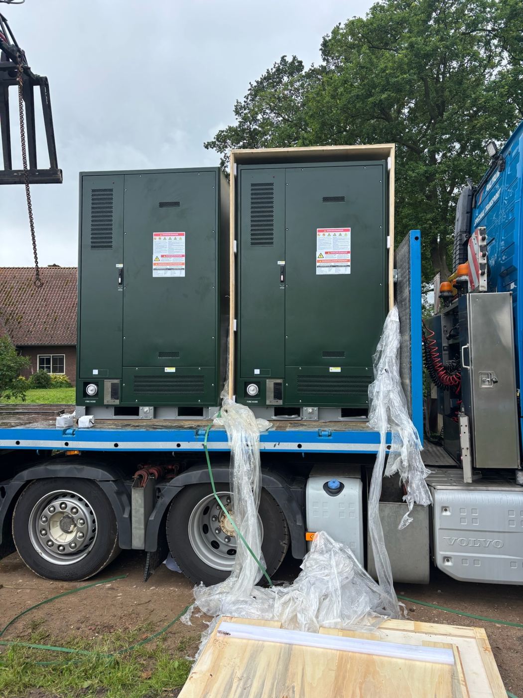 Levering van twee SolaX industriële batterijsystemen op een dieplader