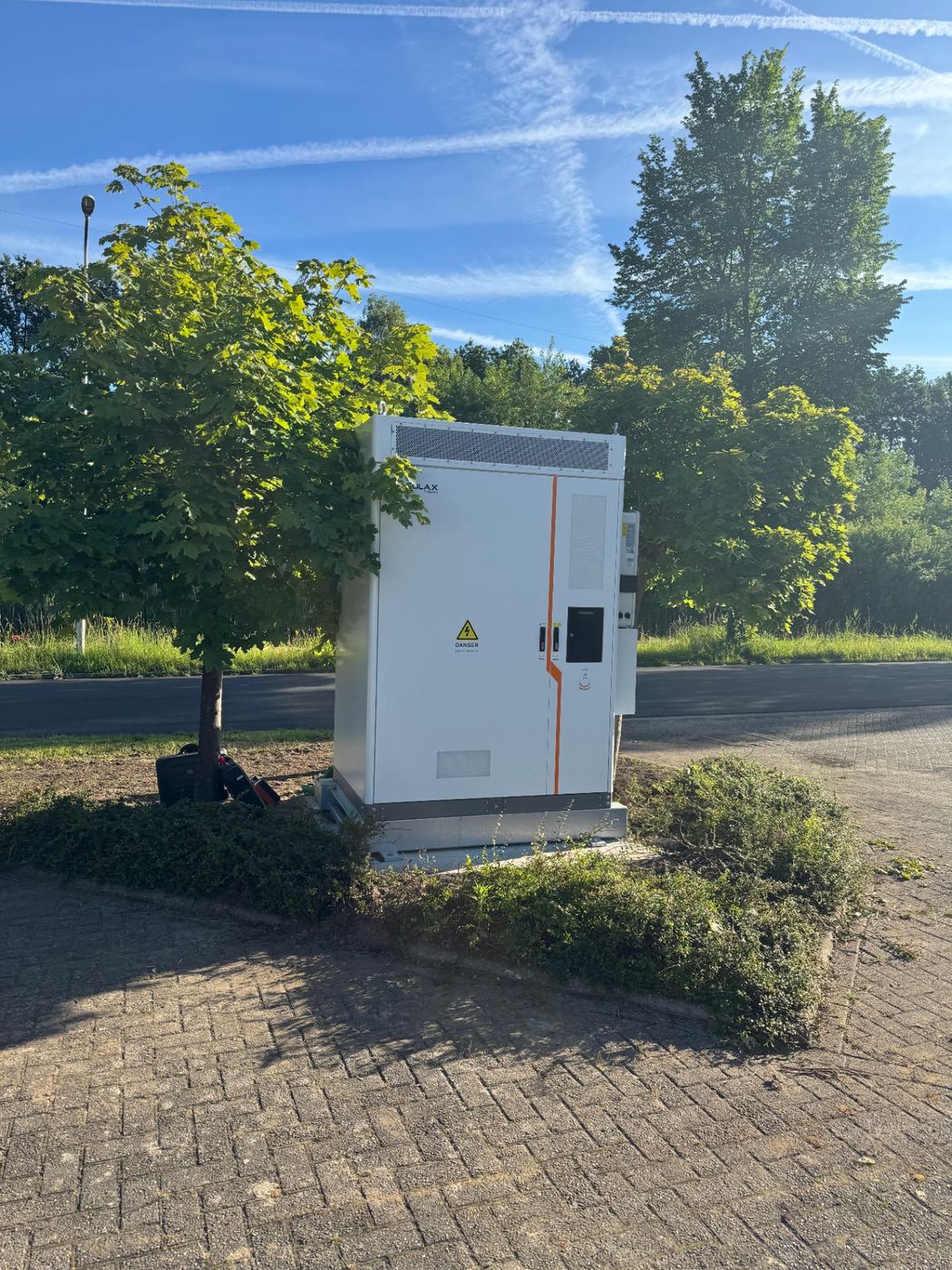 Industrieel SolaX batterijsysteem buiten opgesteld langs een bedrijfsweg