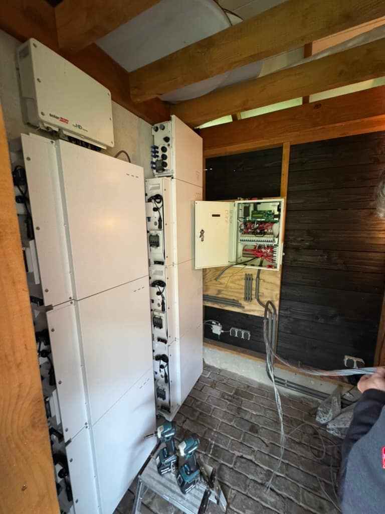 Installatie met meerdere batterijmodules en SolarEdge omvormer in een technische ruimte