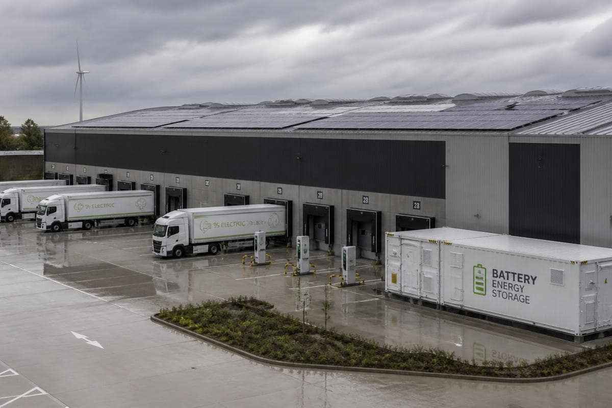 Logistiek laadplein met elektrische trucks, laadpalen en batterijopslag