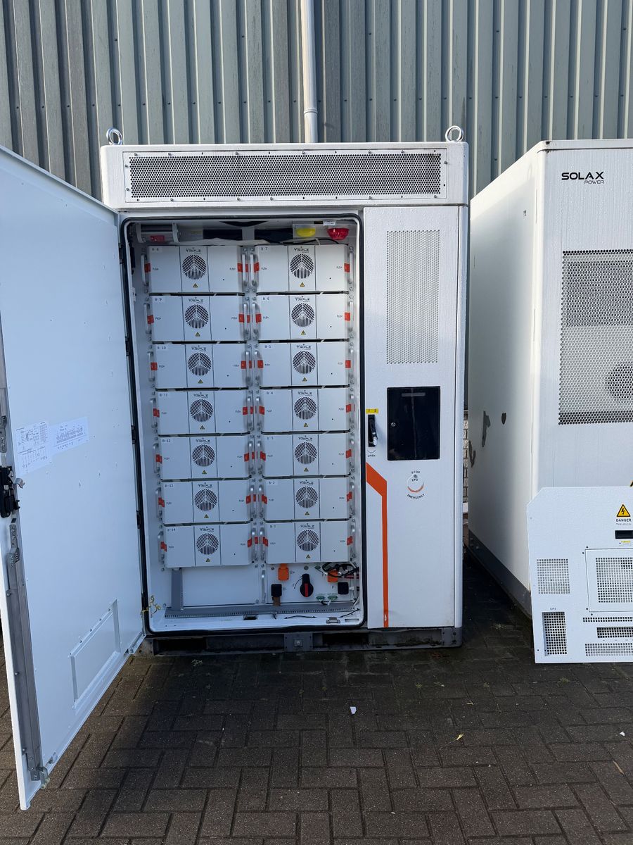 SolaX Aelio 200 kWh met open deur - LiFePO₄ batterijmodules zichtbaar