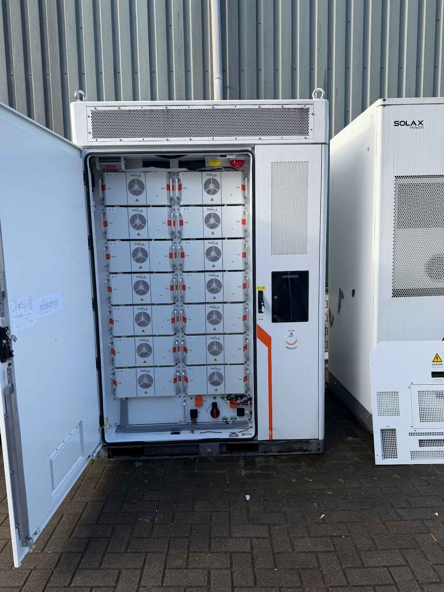 SolaX Aelio 200 kWh met open deur - LiFePO₄ batterijmodules zichtbaar