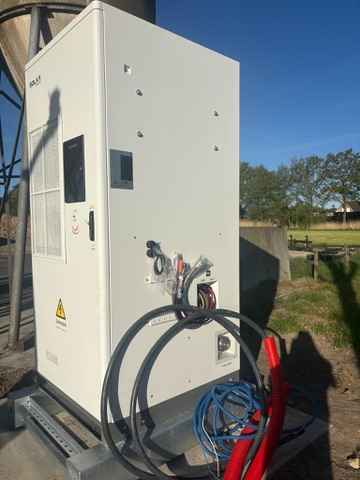 SolaX Aelio ESS bij de grote PV-aansluiting op het erf