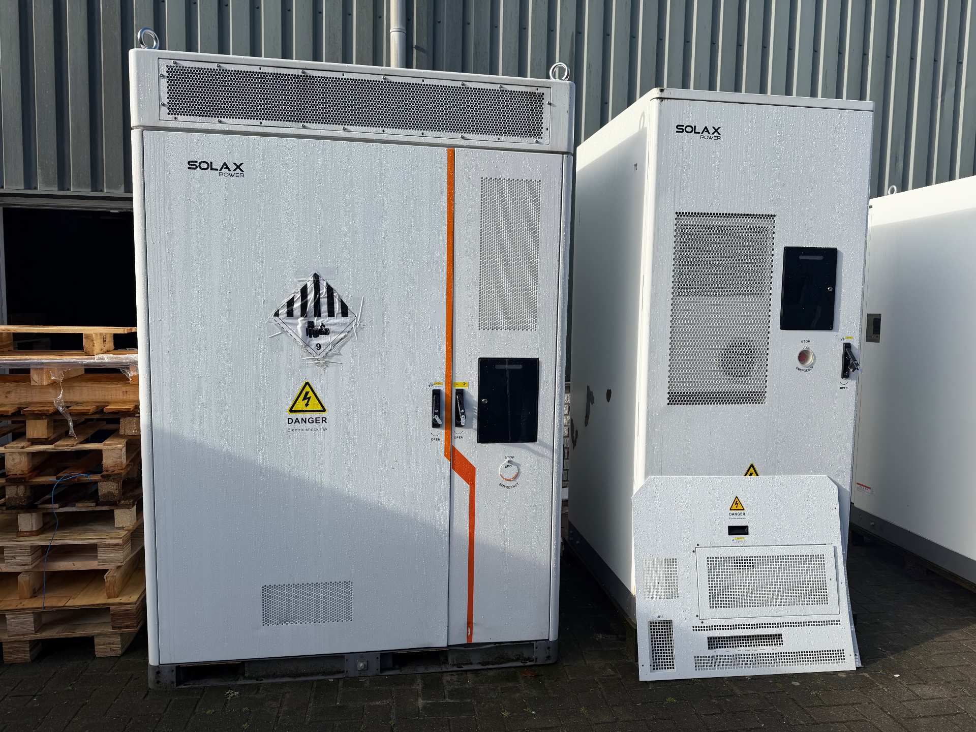 SolaX Aelio 200 kWh en Aelio 100 kWh batterijsystemen naast elkaar
