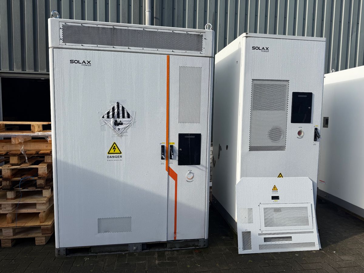 SolaX Aelio 200 kWh en Aelio 100 kWh batterijsystemen naast elkaar