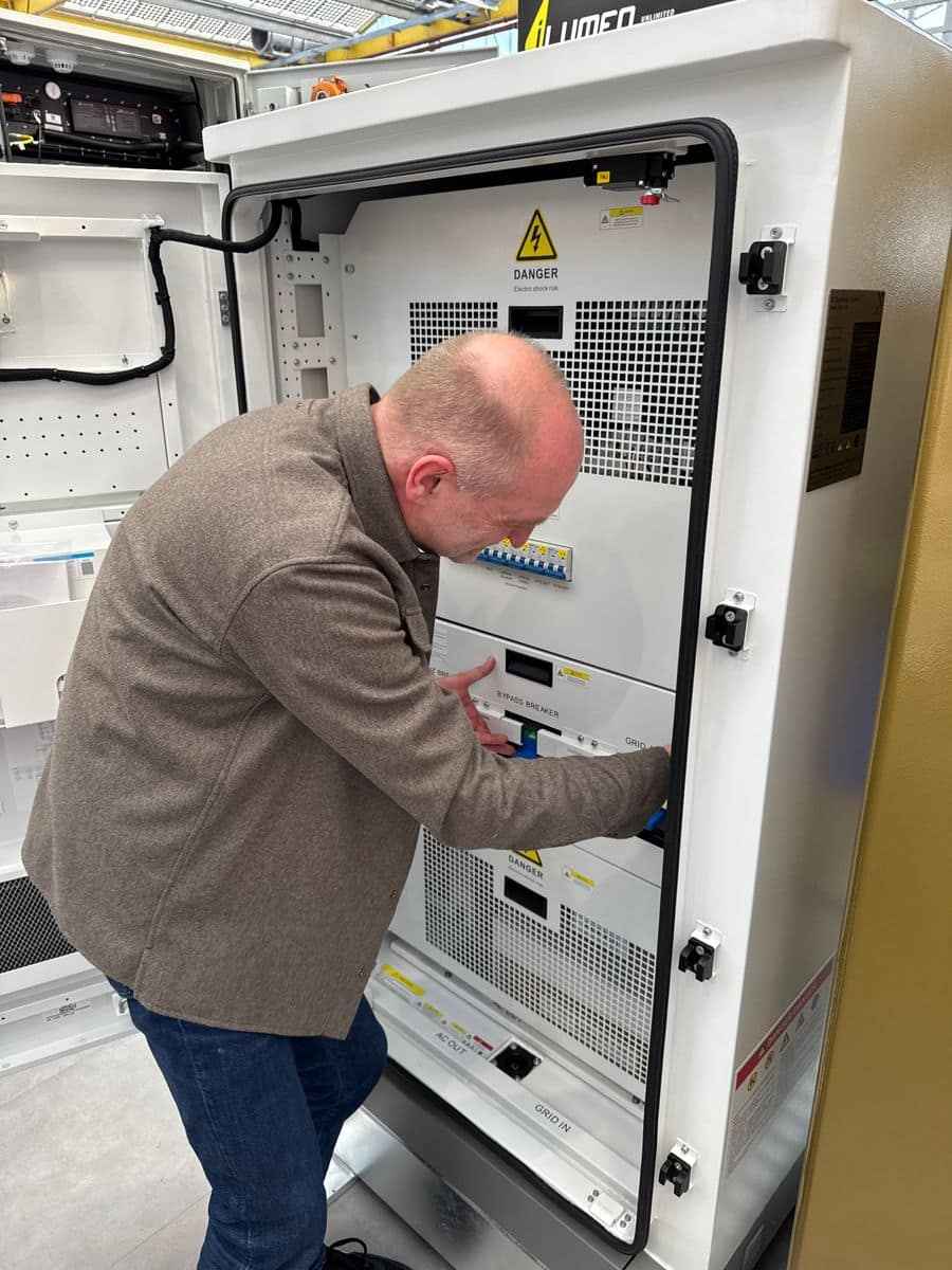 Grootschalige industriële batterijopslag bij een productielocatie