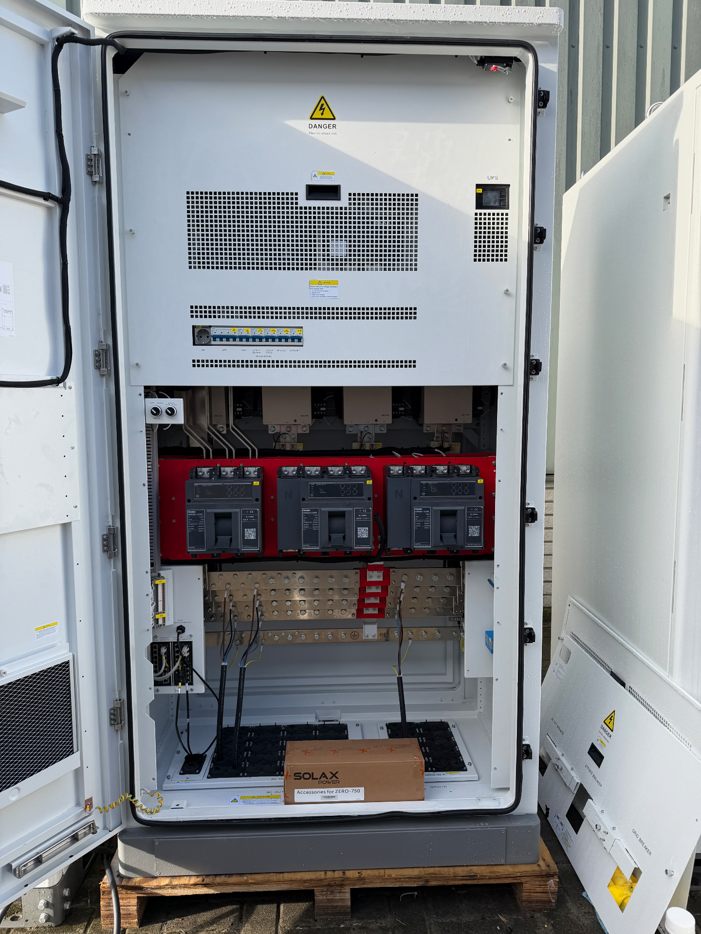 SolaX Nexus Zero met open deur - STS-schakelaars en vermogenselektronica zichtbaar