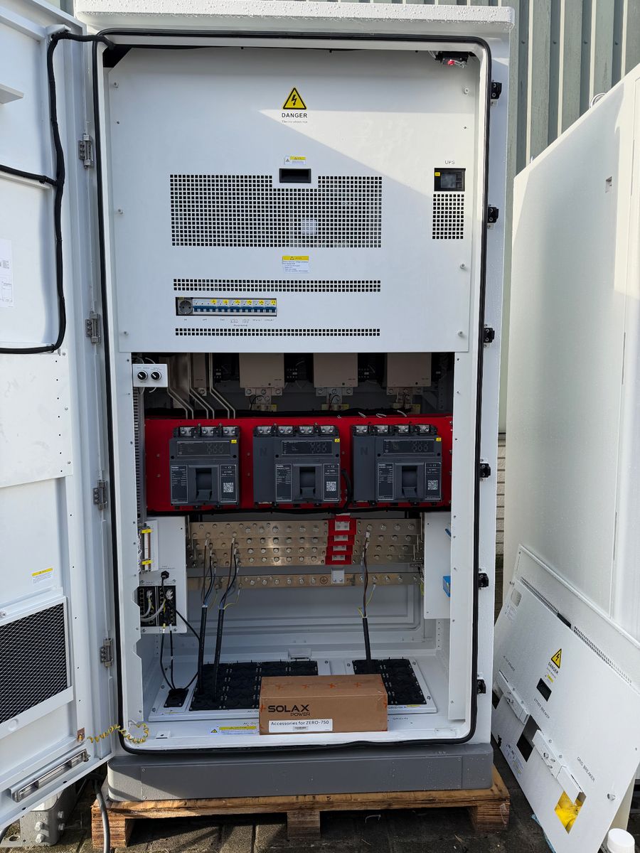 SolaX Nexus Zero met open deur - STS-schakelaars en vermogenselektronica zichtbaar