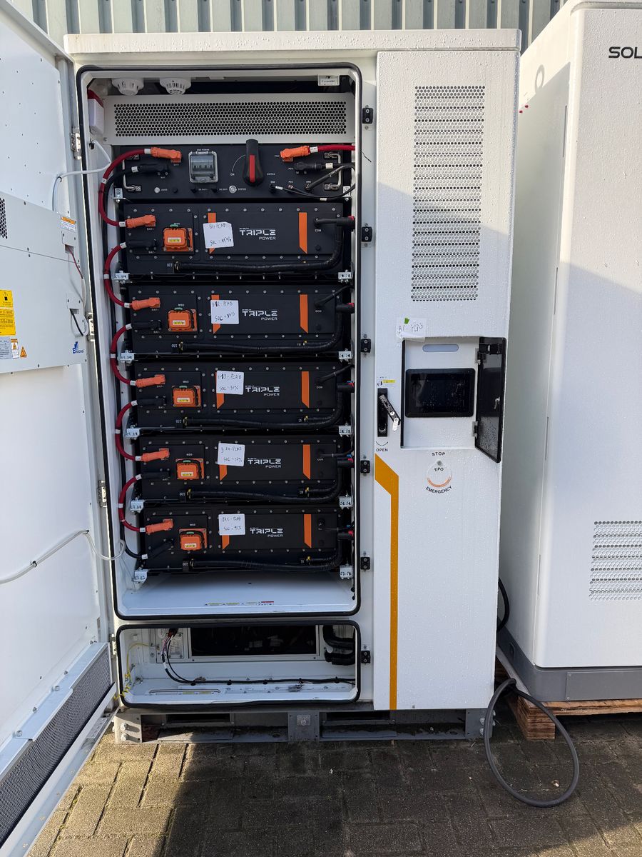 SolaX Trene 200 kWh met open deur - Triple Power LiFePO₄ batterijmodules