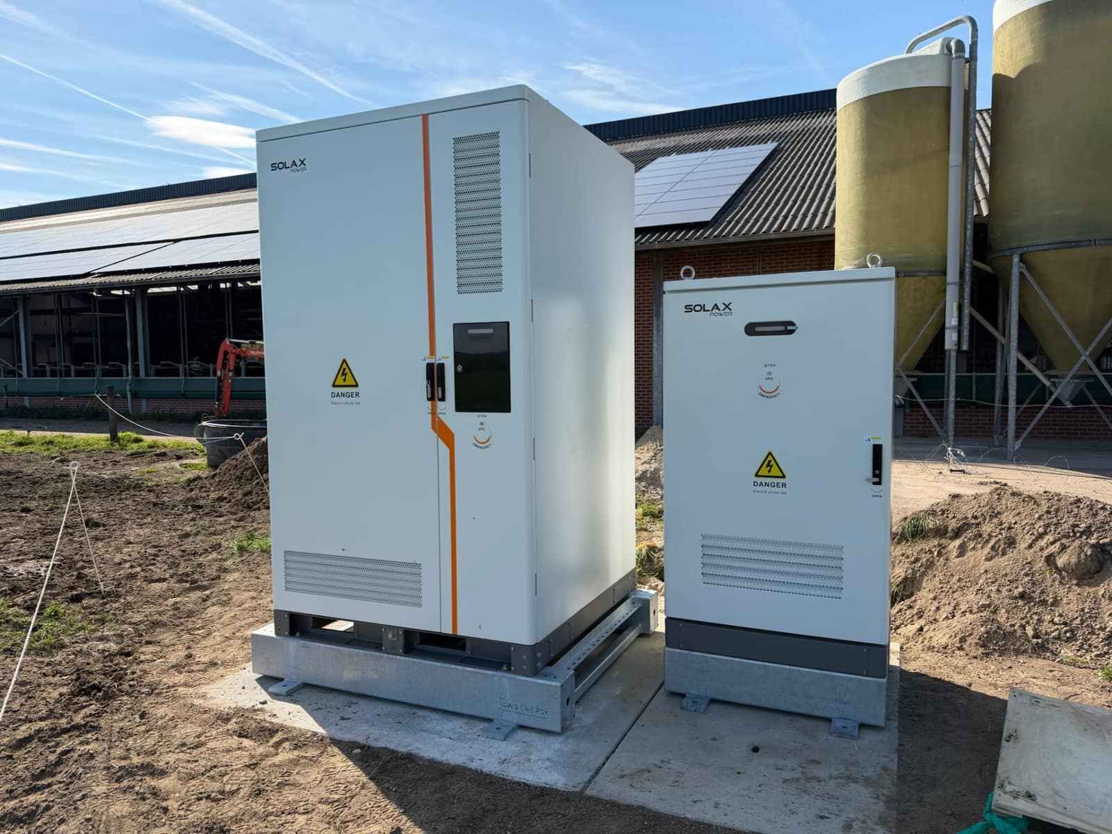 SolaX TRENE 261 kWh batterij-installatie buiten op betonnen fundering
