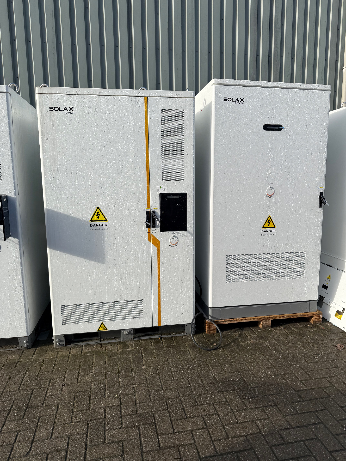 SolaX Trene naast Nexus Zero - compleet C&I energiesysteem